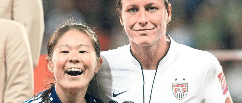 Größe zeigen in der Niederlage. Abby Wambach (r.) mit Homare Sawa. Foto: Reuters