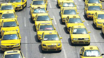 Athen steht. Diese Taxis blockierten Montag eine Straße zum Parlament. Foto: dpa
