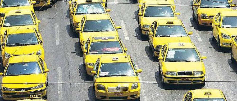 Athen steht. Diese Taxis blockierten Montag eine Straße zum Parlament. Foto: dpa