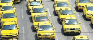 Athen steht. Diese Taxis blockierten Montag eine Straße zum Parlament. Foto: dpa