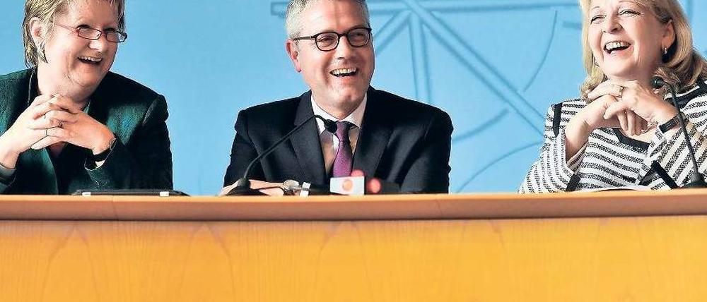 Dreisam. Löhrmann, Röttgen und Kraft (v.l.) verkünden den Frieden. Foto: dpa