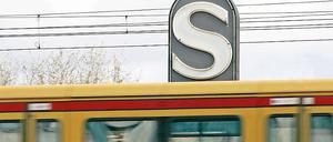 Grauer Himmel über Berlin. Der Regen ständige lässt Bäume umstürzen - und blockierte damit die Linie S7.