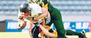 Umgeworfen. Danny Washington (l.) spielt mit Deutschland nur um Platz 5.Foto: dapd