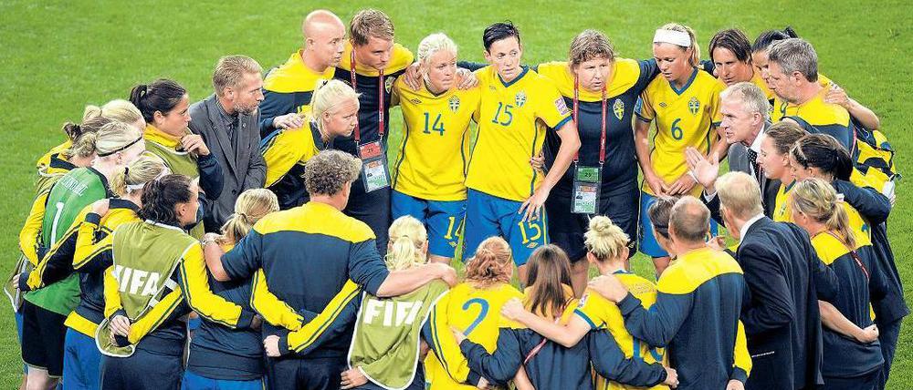 Sammeln für Platz drei. Schwedens Spielerinnen nehmen das kleine Finale sehr ernst. Foto: dapd