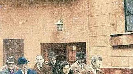 Hoher Besuch. Der damals zehnjährige Julius Markschiess (vorne im gelben Hemd) stand direkt neben Chaplin. Das Bild wurde nachträglich koloriert.