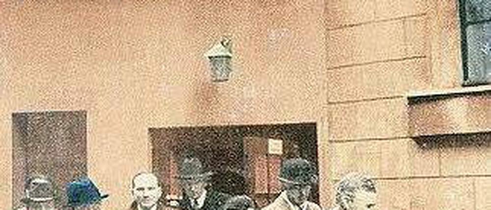 Hoher Besuch. Der damals zehnjährige Julius Markschiess (vorne im gelben Hemd) stand direkt neben Chaplin. Das Bild wurde nachträglich koloriert.