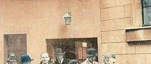 Hoher Besuch. Der damals zehnjährige Julius Markschiess (vorne im gelben Hemd) stand direkt neben Chaplin. Das Bild wurde nachträglich koloriert. 