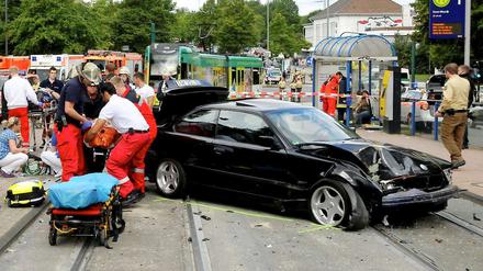 Böser Crash. Der Wagen ist in Essen in eine Menschengruppe gerast.