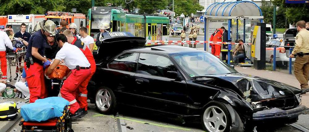 Böser Crash. Der Wagen ist in Essen in eine Menschengruppe gerast.