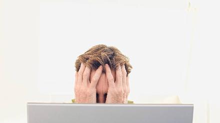 Furcht im Nacken. Etwa jeder dritte Berufstätige wurde schon einmal über einen längeren Zeitraum von Angst geplagt. Foto: picture alliance/moodboard