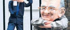 Ein Demonstrant macht vor der Londoner Wohnung von Rupert Murdoch dem Unmut über den Abhörskandal Luft – Murdoch wird dabei in Häftlingskleidung dargestellt, während der britische Premier David Cameron als Puppe agiert. Foto: Andrew Winning/Reuters