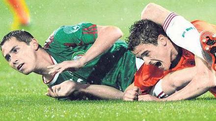 Bodenkampf. Die Mexikaner verteidigen gnadenlos, wie hier Hector Moreno (links)