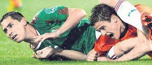 Bodenkampf. Die Mexikaner verteidigen gnadenlos, wie hier Hector Moreno (links)