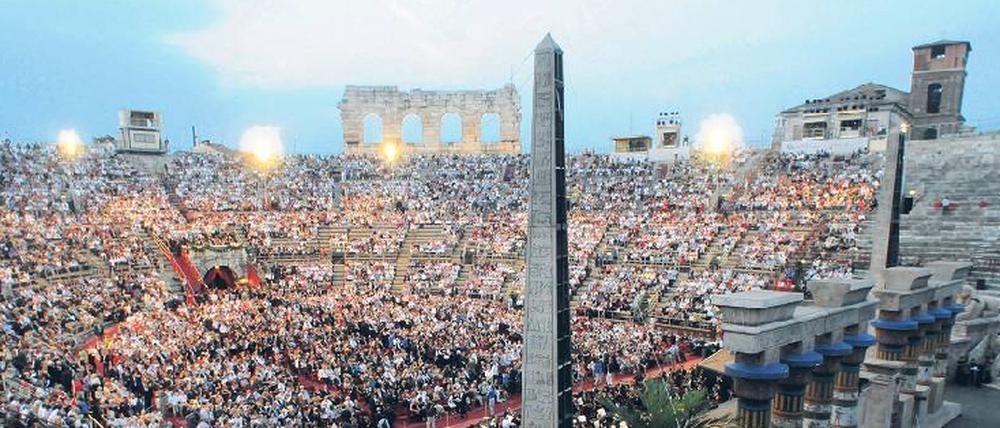 In der Südkurve der Arena spielt die Musik. Zum großen Opernglück unter freiem Himmel in Verona muss allerdings auch das Wetter mitspielen.