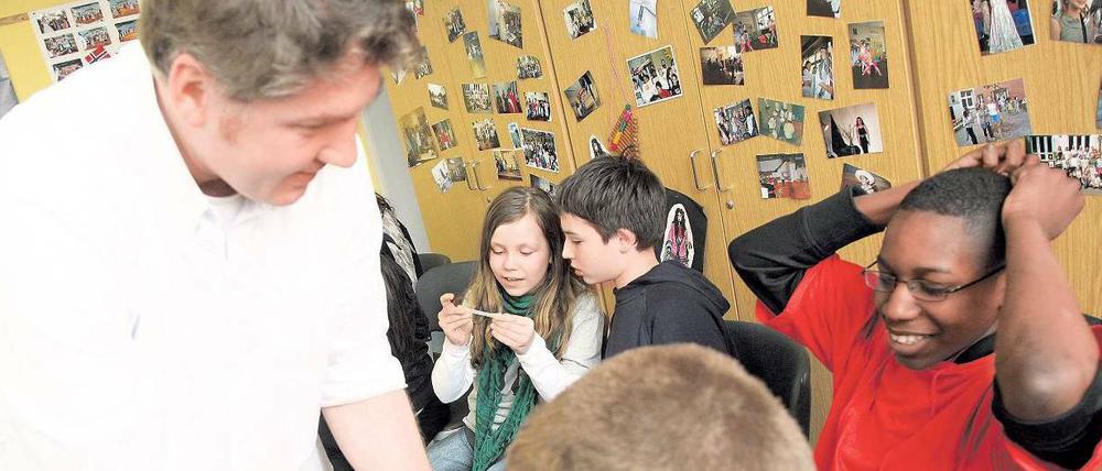 Zupacken. Schulsozialarbeiter geben Jugendlichen das, wofür im angespannten Schulalltag kaum Muße bleibt: Sie hören Schülern zu, fordern und fördern sie, gehen auf stille Kinder ein, bei denen es womöglich unter der Oberfläche brodelt. Hier erarbeitet ein Sozialarbeiter der Trave-Grundschule in Friedrichshain mit Schülern ein Theaterstück.