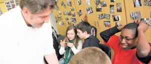 Zupacken. Schulsozialarbeiter geben Jugendlichen das, wofür im angespannten Schulalltag kaum Muße bleibt: Sie hören Schülern zu, fordern und fördern sie, gehen auf stille Kinder ein, bei denen es womöglich unter der Oberfläche brodelt. Hier erarbeitet ein Sozialarbeiter der Trave-Grundschule in Friedrichshain mit Schülern ein Theaterstück. 