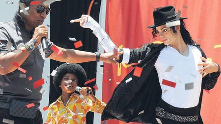 Jackson-Fieber. Der ältere Bruder von Michael Jackson, Jermaine (links), eröffnet eine Mini-Ausstellung in Madame Tussauds Wachsfigurenkabinett in Hollywood. 
