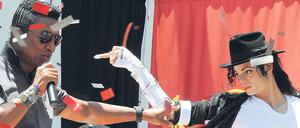 Jackson-Fieber. Der ältere Bruder von Michael Jackson, Jermaine (links), eröffnet eine Mini-Ausstellung in Madame Tussauds Wachsfigurenkabinett in Hollywood. 