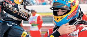 Zärtlichkeiten auf Kunststoff. Sebastian Vettel (l.) gratuliert Fernando Alonso auf seine Art. Foto: dpa