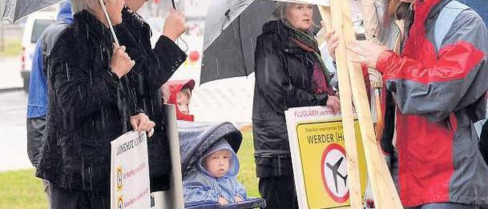 Widerstand. Gegner der Startrouten protestierten am Montag in Schönefeld. Foto: dpa