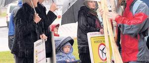 Widerstand. Gegner der Startrouten protestierten am Montag in Schönefeld. Foto: dpa