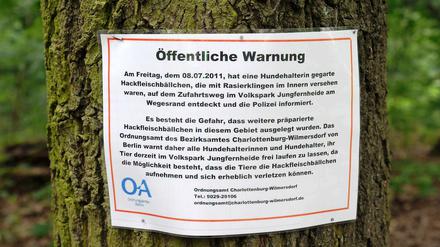 Das Ordnungsamt Charlottenburg warnt vor in der Jungfernheide ausgelegten Hackfleischbällchen, in denen Rasierklingen versteckt waren.