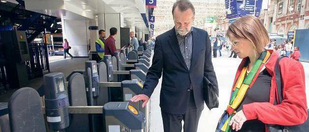 Nur mit Ticket in die „Tube“. In London ließ sich BVG-Chefin Sigrid Nikutta zeigen, wie die britische Hauptstadt für Sicherheit im öffentlichen Nahverkehr sorgt.