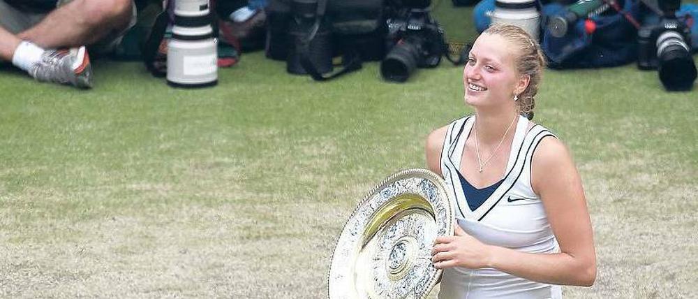 Leichter Gang. Die Tschechin Petra Kvitova präsentiert die Trophäe, die sie sich durch ihren Finalsieg über Maria Scharapowa verdient hat. 