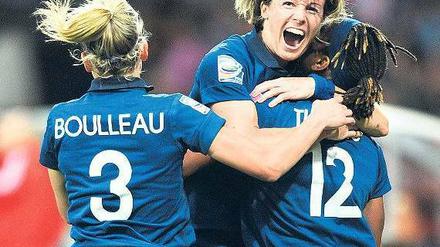 Blauer Jubel. Die Französinnen Laure Boulleau, Sonia Bompastor and Elodie Thomis (von links nach rechts) feiern ihren zweiten Turniersieg.Foto: AFP