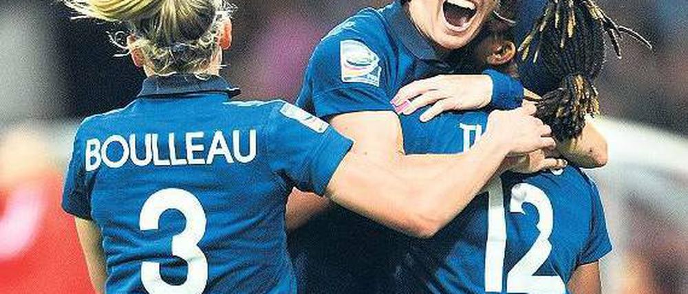 Blauer Jubel. Die Französinnen Laure Boulleau, Sonia Bompastor and Elodie Thomis (von links nach rechts) feiern ihren zweiten Turniersieg.Foto: AFP