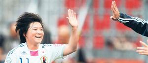 Hand hoch. Die japanische Stürmerin Shinobu Ohno klatscht ab, nachdem sie zum 2:0 getroffen hat.