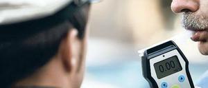 Alkoholfrei. Nach der Alkoholfahrt des danach geschassten grünen Wahlkampfmanagers André Stephan ist wieder einmal die Diskussion um ein absolutes Alkoholverbot am Steuer aufgelebt. In anderen Staaten wie Tschechien oder früher in der DDR ist 0 Promille jetzt schon Gesetz.