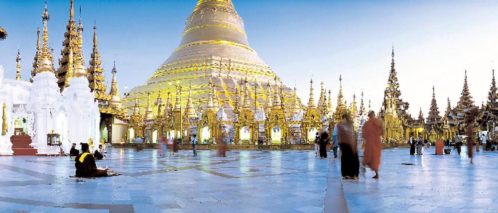 Auf dem Land, hier in Bagan, scheint die Zeit stehen geblieben zu sein. Auch wenn längst Lkws zum Transport genutzt werden, und Mopeds auf den wenigen Straßen wuseln. Auf den Märkten – hier in Heho unweit des Inle-Sees – kaufen und verkaufen die Menschen in ihren jeweiligen Trachten. 135 verschiedene Ethnien leben in Birma. Fotos: Kaiser