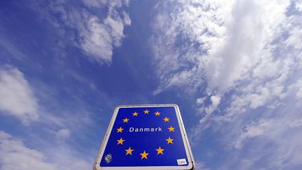 Dänemark führt die Grenzkontrolle wieder ein: Ab Dienstag werden Reisende stichprobenartig kontrolliert. Schlagbäume und lange Schlangen an der Grenze soll es aber nicht geben, verspricht die dänische Regierung. 