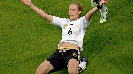 Die Wutjublerin. Torschützin Simone Laudehr schreit ihre Freude heraus. 