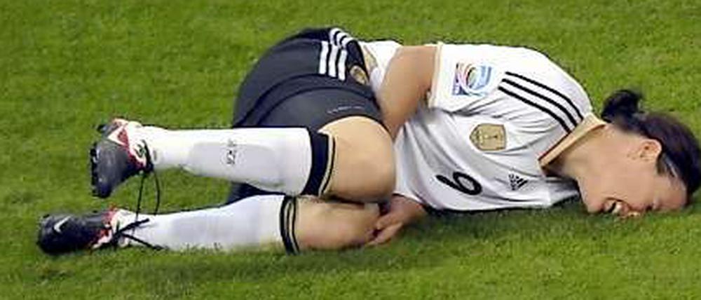 Liegen lernen. Mit Birgit Prinz krümmt sich wieder mal eine deutsche Spielerin am Boden.