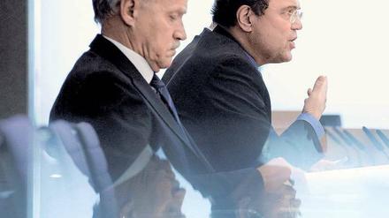Gleiche Richtung. Bundesinnenminister Hans-Peter Friedrich (CSU) und Verfassungsschutzpräsident Heinz Fromm (vorn) bei der Vorstellung des aktuellen Berichts am Freitag in Berlin. Sie warnten vor allem vor islamistischen Organisationen, die immer mehr Anhänger gewännen. Foto: dapd