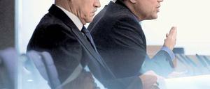 Gleiche Richtung. Bundesinnenminister Hans-Peter Friedrich (CSU) und Verfassungsschutzpräsident Heinz Fromm (vorn) bei der Vorstellung des aktuellen Berichts am Freitag in Berlin. Sie warnten vor allem vor islamistischen Organisationen, die immer mehr Anhänger gewännen. Foto: dapd
