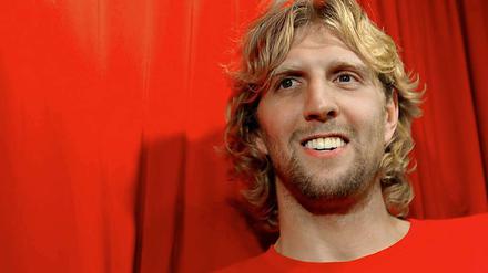 Dirk Nowitzki lacht und lacht. Vielleicht ja auch bald im Trikot von Alba Berlin?