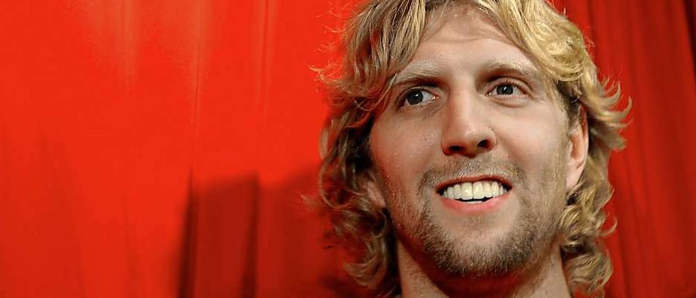 Dirk Nowitzki lacht und lacht. Vielleicht ja auch bald im Trikot von Alba Berlin?