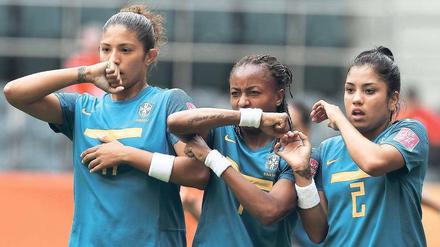 Die Angst der Mauer vor dem Freistoß. Die Brasilianerinnen Cristiane, Ester und Maurine erwarten den Schuss.