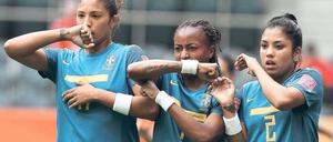 Die Angst der Mauer vor dem Freistoß. Die Brasilianerinnen Cristiane, Ester und Maurine erwarten den Schuss.