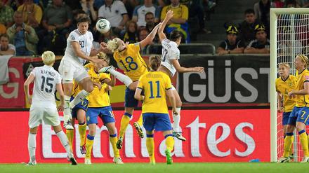 Turbulent ging's zu zwischen den USA und Schweden. Hier steigt Abby Wambach (2. v. l.) zum Kopfball für die Amerikanerinnen hoch.
