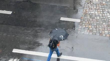 Im Regen stehen. Berater sollten ihre Kunden nicht im Unklaren lassen. Das kann aber passieren, wenn sie mit Fachjargon und Satzmonstern ihr Gegenüber einschüchtern und der Kunde sich nicht die Blöße geben will nachzufragen. Aber das Schöne ist: Verständliche Kommunikation kann man lernen. Foto: Kai-Uwe Heinrich