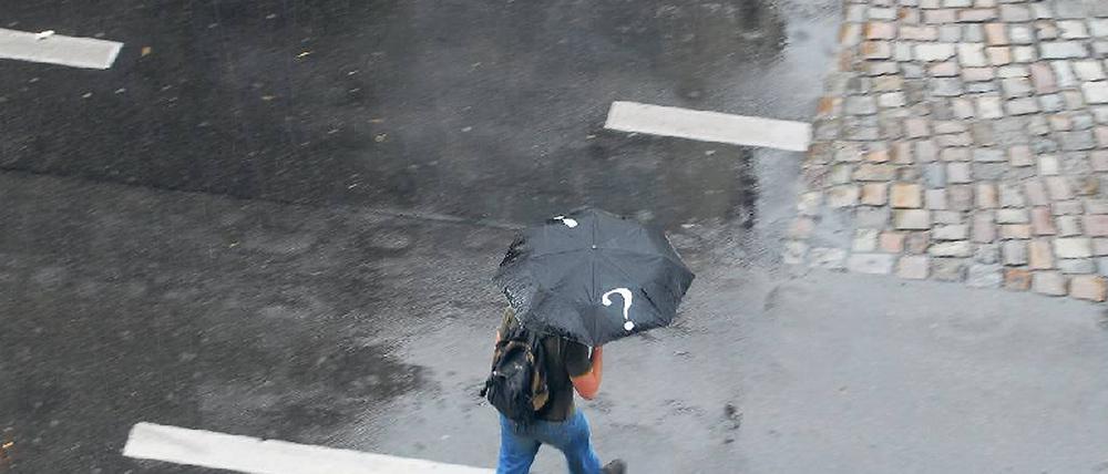 Im Regen stehen. Berater sollten ihre Kunden nicht im Unklaren lassen. Das kann aber passieren, wenn sie mit Fachjargon und Satzmonstern ihr Gegenüber einschüchtern und der Kunde sich nicht die Blöße geben will nachzufragen. Aber das Schöne ist: Verständliche Kommunikation kann man lernen. Foto: Kai-Uwe Heinrich