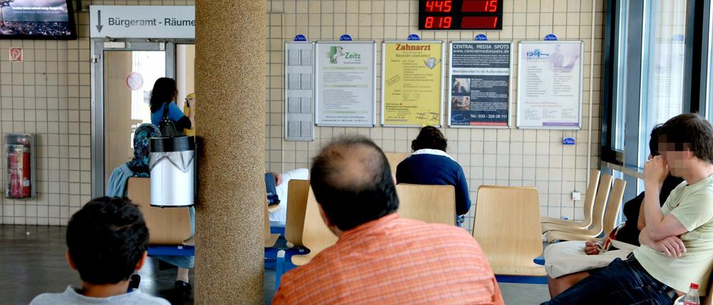 Warten. Das müssen Besucher im Bürgeramt immer wieder.