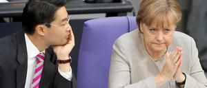 Zähne zusammenbeißen. FDP-Chef Philipp Rösler und Bundeskanzlerin Angela Merkel (CDU).