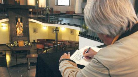 Abschied. In der Hedwigs-Kathedrale in Mitte wurde am Donnerstag ein Kondolenzbuch für den verstorbenen Kardinal ausgelegt. Foto: dpa/Tanke