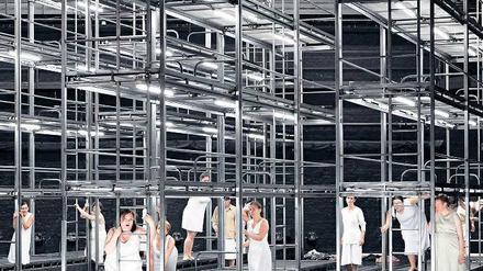 Ora et labora. Die Nonnen von Compiègne in Calixto Bieitos Berliner Inszenierung. Foto: Braun/drama-berlin.de