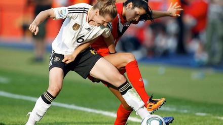 Großer Kampf im Olympiastadion. Die Deutsche Simone Laudehr und die Kanadierin Jonelle Filigno.